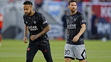 Neymar a Lionel Messi na rozcviení ped startem nového roníku Ligue 1 ped...