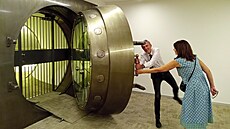 Ocelová vrata trezoru Komerní banky se otevírají ro.