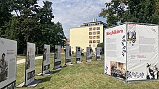 Výstava Moc folkloru od Pam�ti národa stojí poblí� kina Hv�zda