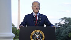 Prezident Joe Biden před Bílým domem oznamuje, že americký bezpilotní letoun...