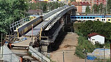 Nová lávka pro pěší, která vzniká přes kolejiště chebského železničního nádraží.