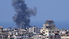 Kouř po izraelských náletech na budovu v Gaze. (6. srpna 2022) | na serveru Lidovky.cz | aktuální zprávy