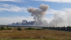Stoupající kouř po explozích, které byly slyšet od ruské vojenské základny u... | na serveru Lidovky.cz | aktuální zprávy