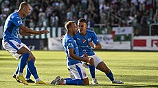 Nemanja Kuzmanovi� z Ostravy (druhý zprava) se raduje se spoluhrá�i z gólu.