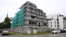 Nedokončený bytový dům na rohu olomouckých ulic Žilinská a Dvořákova, jehož...