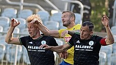 Opavský obránce Ji�í Jano��ín (ve �lutém) v hlavi�kovém souboji s Davidem...