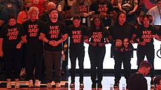 Členové týmů Connecticut Sun a Phoenix Mercury před zápasem WNBA podporují...