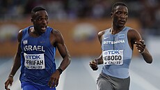 Blessing Akawasi Afrifah (vlevo) a Letsile Tebogo v souboji o juniorského...