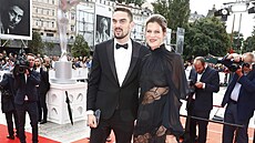 Basketbalista Tomáš Satoranský spolu s manželkou na červeném koberci...