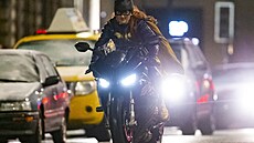 Zábr z natáení filmu Batgirl v Glasgow, na motorce dublérka hereky Leslie...