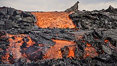 Zábry lávy vytékající ze sopky Fagradalsfjall na Islandu, která se nachází 32...