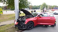 Nehoda vozu značky Chevrolet Camaro v hradecké Malšovické ulici (6. 8. 2022)