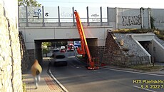 Auto s vysunutou plošinou nezvládlo projet pod mostem v Rokycanech a plošina se...
