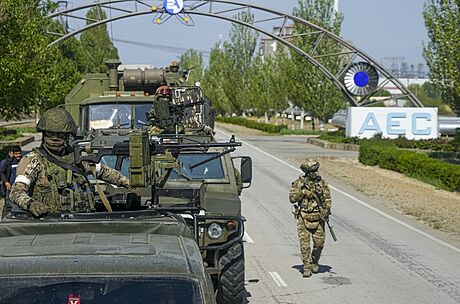 Ruský vojenský konvoj na cest k jaderné elektrárn Záporoí v Enerhodaru. (1....