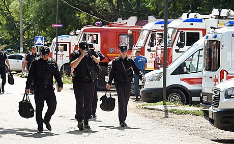 Rutí policisté po výbuchu muniního skladu zasahují v obci Majskoje na Krymu....