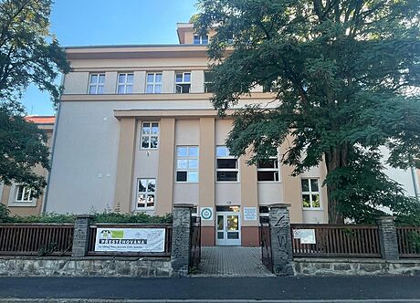 Budova Stední koly ivnostenská Sokolov v Komenského ulici, kde je nyní v...