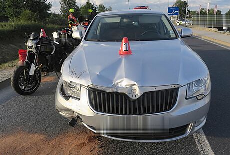 Pi nehod ve Skalné narazil idi osobního automobilu do dvou dostavených...