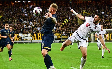 John Guidetti (vlevo) z AIK Stockholm si kryje mí ped Klismanem Cakem z...