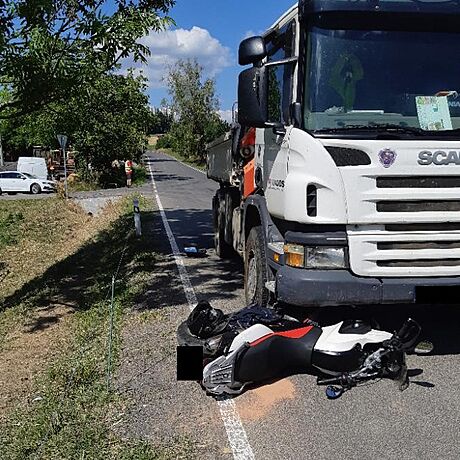 Motorkáe musel po stetu s náklaákem peváet do nemocnice vrtulník.