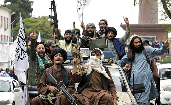 Bojovníci Tálibánu oslavují první výroí pevzetí moci nad Afghánistánem. (15....