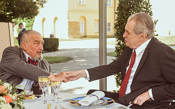 Karel Schwarzenberg (vlevo) a prezident Milo Zeman pi setkání na zámku v...