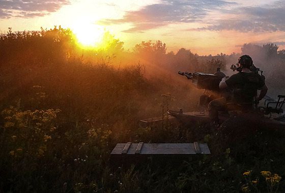 Ukrajinský voják stílí z protiletadlového kanónu ZU-23-2 na pozici poblí...