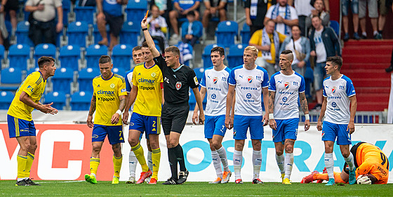 Jan Silný ze Zlína (vlevo) dostal v utkání proti Baníku Ostrava ervenou kartu.