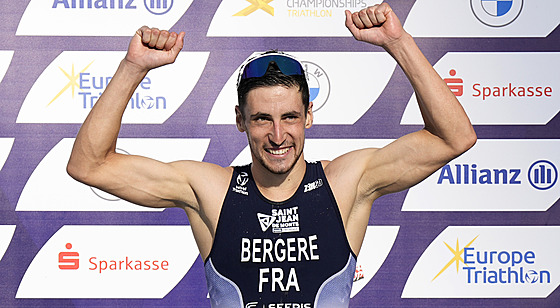 Francouzský triatlonista Léo Bergere vybojoval zlato v závod mistrovství...