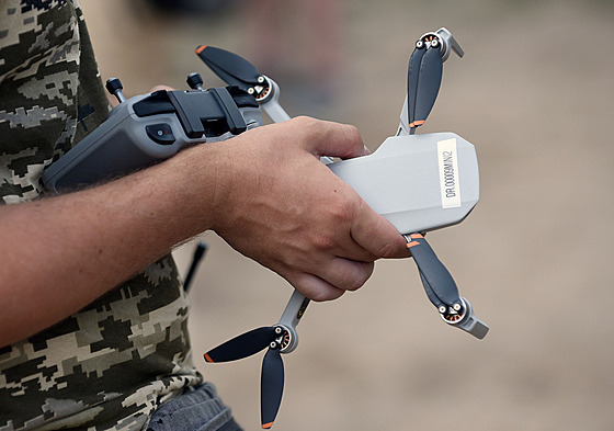 Ukrajinští vojáci se účastní výcviku v ovládání dronů na základně v Kyjevské...