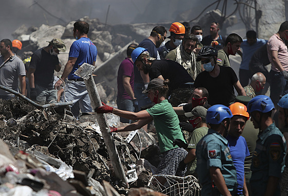 Arméntí záchranái pracují v Jerevanu na míst, kde vybuchl sklad...