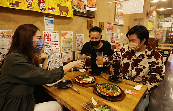 Lidé v restauraci v japonské prefektuře Hirošima. (28. září 2021)