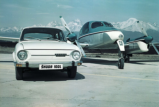 Škoda 100L na reklamním snímku, podpořená letounem L-200A Morava,  foceno na...
