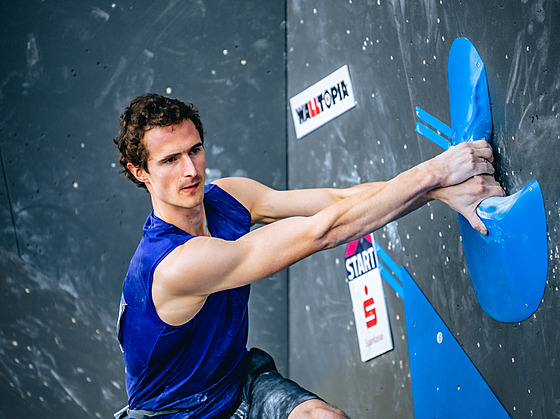 eský lezec Adam Ondra pebíhá na startu druhého boulderu ve finále boulderingu...