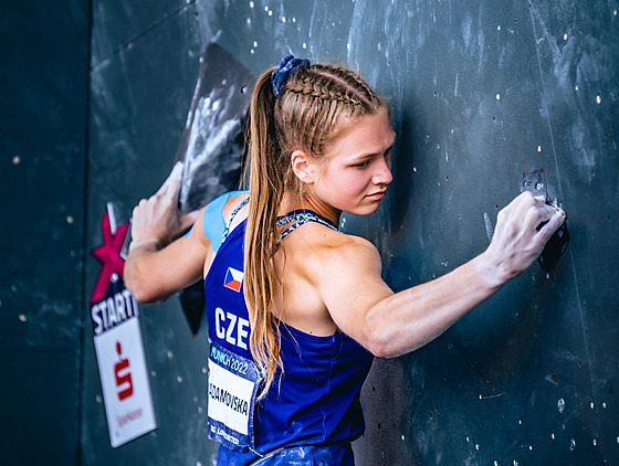 Česká lezkyně Eliška Adamovská ve finále boulderingu na multisportovním...