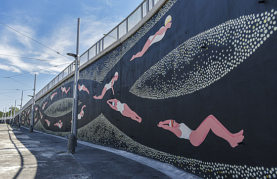 Mural na tramvajovém obratiti Nádraí Hostiva vytvoil umlec David Mazanec....