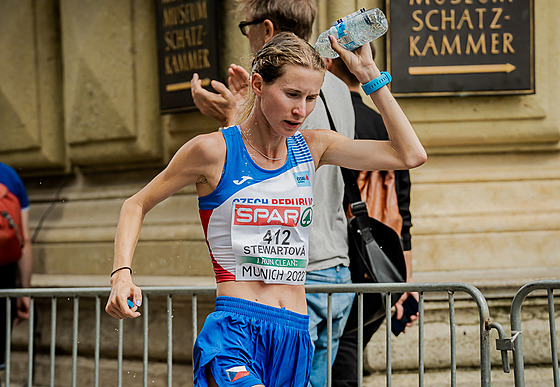 Moira Stewartová na trati maratonu na mistrovství Evropy v Mnichov
