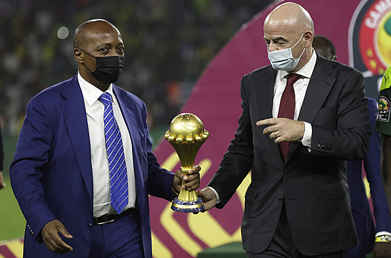 Prezident CAF Patrice Motsepe po boku Gianniho Infantina.