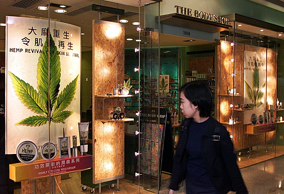 Výkladní skí britského kosmetického etzce Bod Shop v Hongkongu (3....
