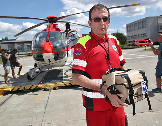 editel Letecké záchranné sluby Moravskoslezského kraje Roman Gego ukazuje box s plnou krví, který mají záchranái nov k dispozici pímo ve vrtulníku.