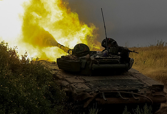 Ukrajintí vojáci v tanku odstelují ruské jednotky v Doncké oblasti (12....