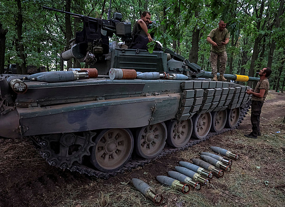 Ukrajinští vojáci u tanku v Doněcké oblasti (12. srpna 2022) 