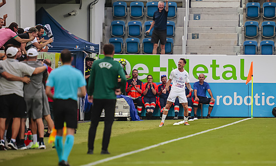 Milan Petrela ze Slovácka se raduje z gólu v play off Konferenní ligy proti...