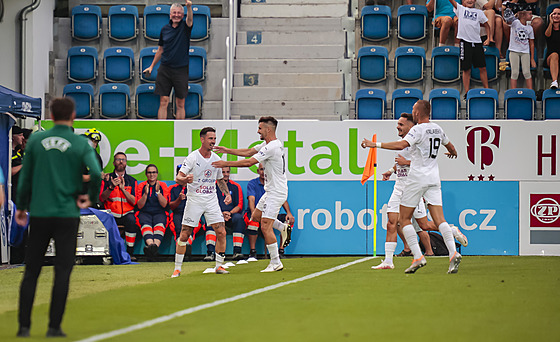 Milan Petrela (vlevo) se se spoluhrái ze Slovácka se raduje z gólu v play off...