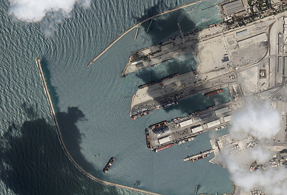 Satelitní snímek lodi Razoni v syrském přístavu Tartús. (16. srpna 2022)