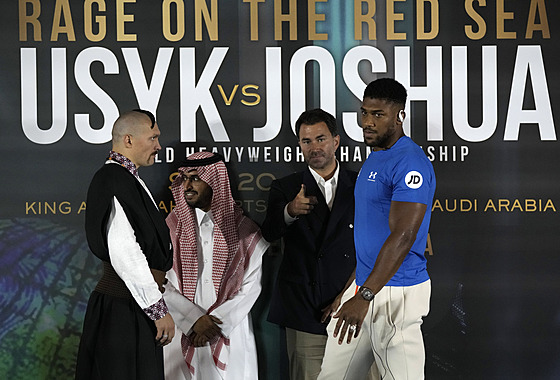 Anthony Joshua (vpravo) a Oleksandr Usyk na tiskové konferenci.