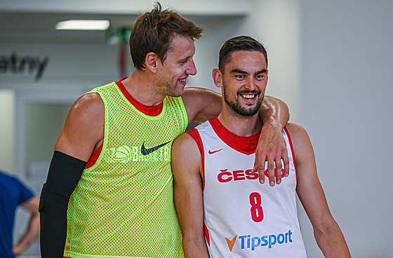 Jan Veselý (vlevo) a Tomá Satoranský na tréninku eských basketbalist