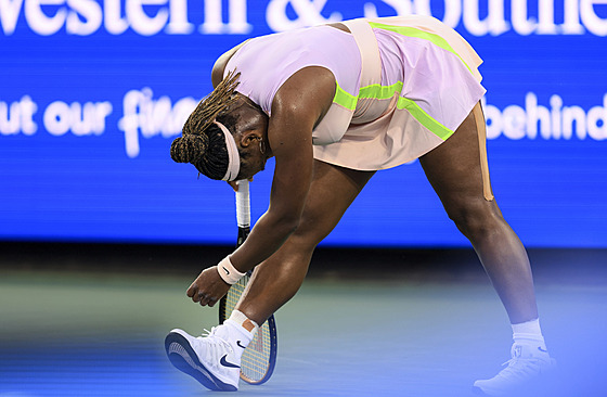 Serena Williamsová bhem zápasu s Emmou Raducanuovou v Cincinnati.