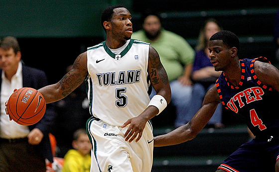 Jordan Callahan (5) v dresu university Tulane v zápase s UTEP, brání ho C. J....