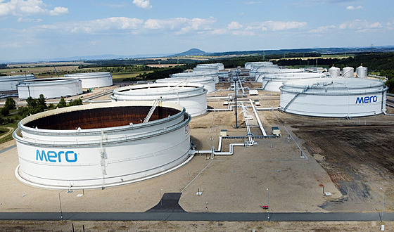 Centrální tankoviště ropy společnosti Mero v Nelahozevsi, které přepravuje ropu...
