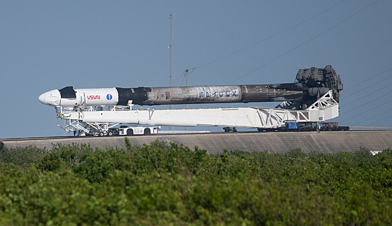 Falcon 9 s ji tikrát pouitým prvním stupnm bhem vývozu na rampu ped misí...